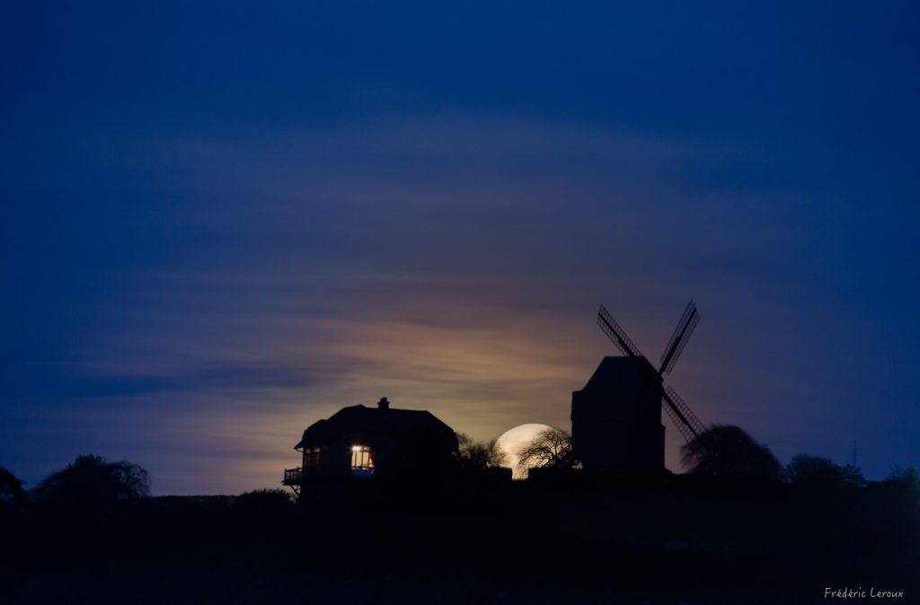moulin de verzenay, lune à la blue hour