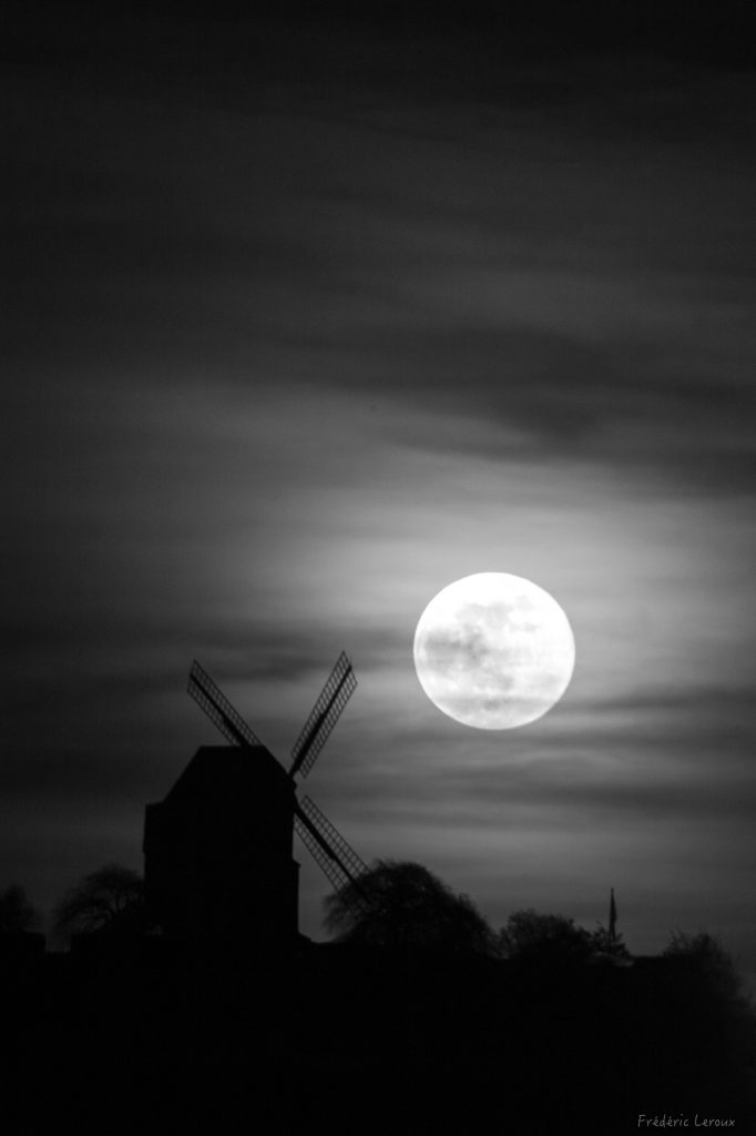 Moulin de Verzenay Levée de lune en noir et blanc