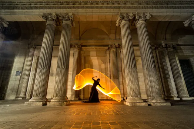 Light painting au Louvre, Paris – Frédéric Leroux photographe