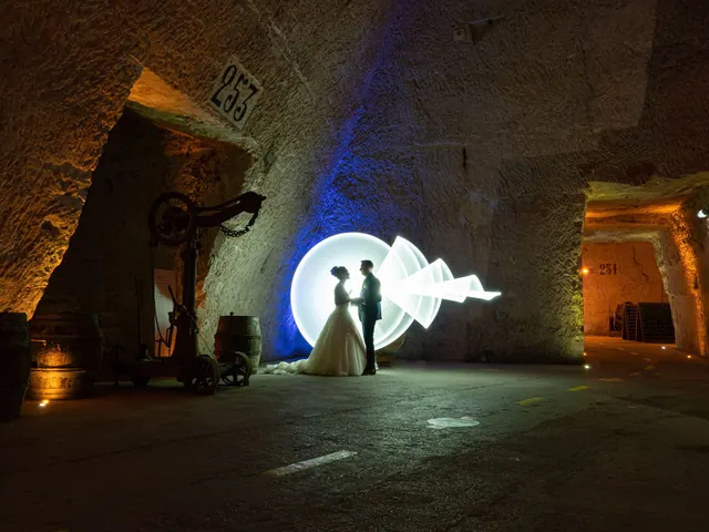 Light painting de mariage : les mariés dans un cercle de lumière en cave – Frédéric Leroux, photographe de mariage à Reims