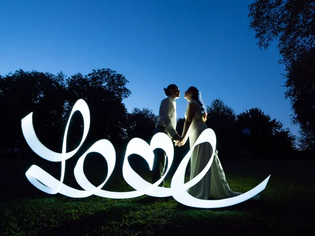 Light painting de mariage : le mot LOVE écrit en lumière devant les mariés – Frédéric Leroux, photographe de mariage à Reims