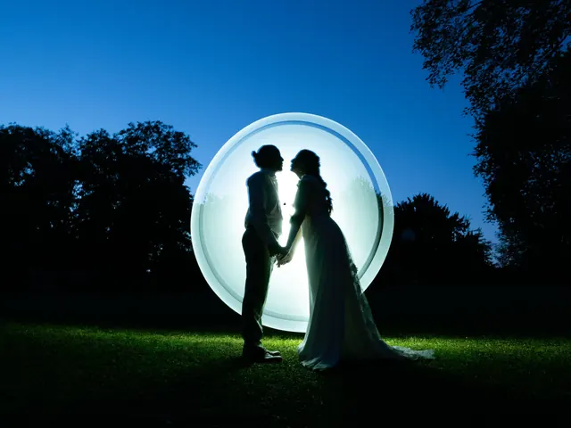 Light painting de mariage : les mariés devant une pleine lune de lumière – Frédéric Leroux, photographe de mariage à Reims