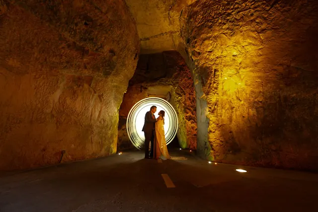 Mariés dans un cercle de lumière au fond d'un tunnel de cave – Frédéric Leroux, photographe de mariage à Reims