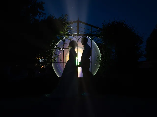 Light painting de mariage : les mariés en silhouette devant une verrière illuminée – Frédéric Leroux, photographe de mariage à Reims