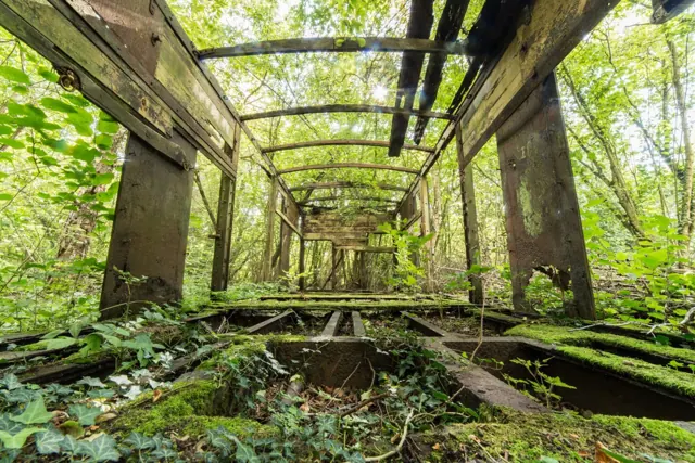 Light painting dans un wagon abandonné – Frédéric Leroux photographe
