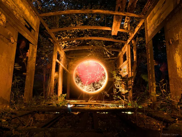 Light painting dans un wagon abandonné – Frédéric Leroux photographe