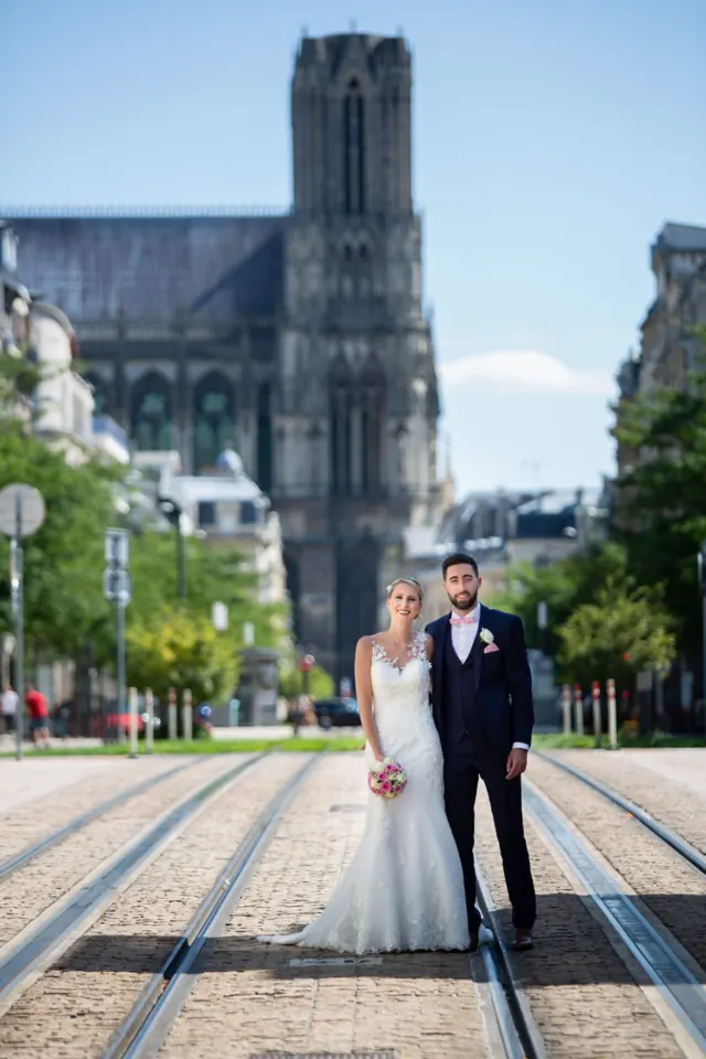 Mariés devant la cathédrale de Reims – photographe de mariage à Reims