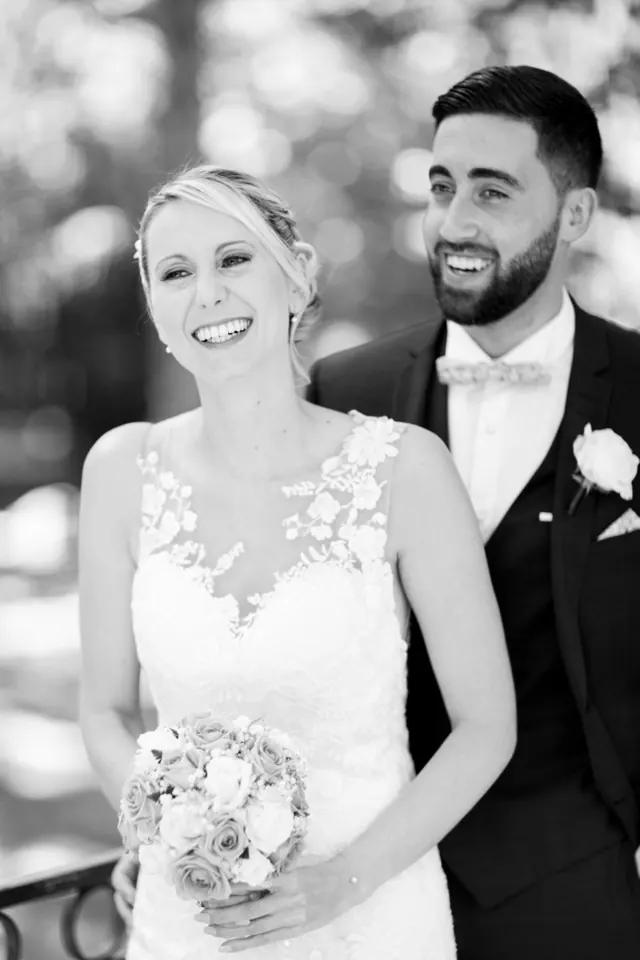 Portrait noir et blanc d’une mariée souriante et de son marié – photographe de mariage à Reims