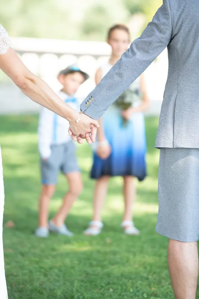 Mains des mariés et enfants d’honneur – photographe de mariage à Reims