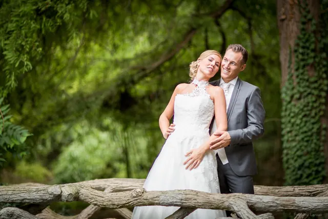 Couple de mariés dans un parc arboré – photographe de mariage à Reims