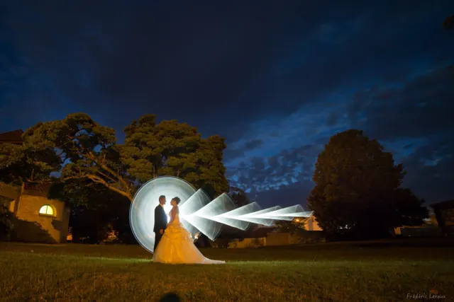 Light painting de mariage : les mariés et une pleine lune de lumière – photographe de mariage à Reims