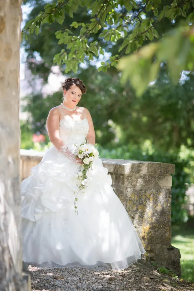 Mariée en robe bouffante dans un jardin – photographe de mariage à Reims