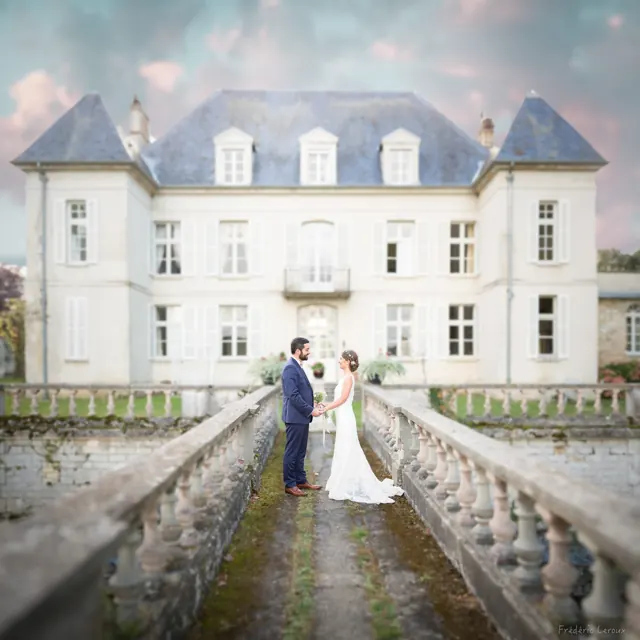 Mariés devant un château en Champagne – photographe de mariage à Reims