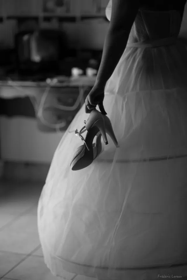 Détail de la robe et des chaussures de la mariée – photographe de mariage à Reims