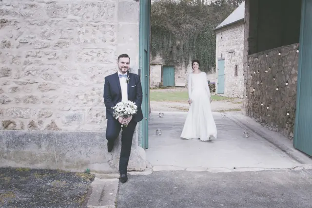 Mariés dans une cour en pierre – photographe de mariage à Reims