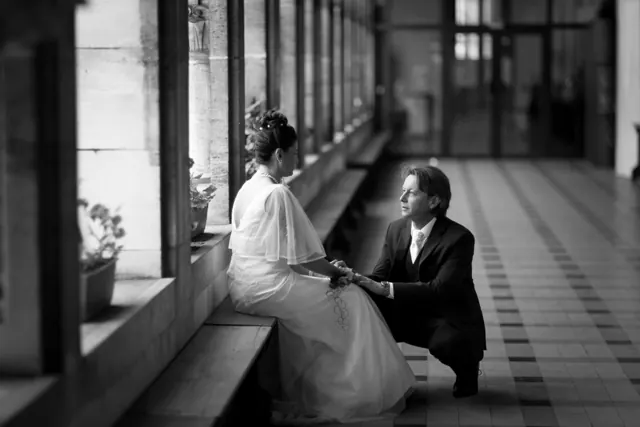 Mariés sur un banc dans une galerie – photographe de mariage à Reims