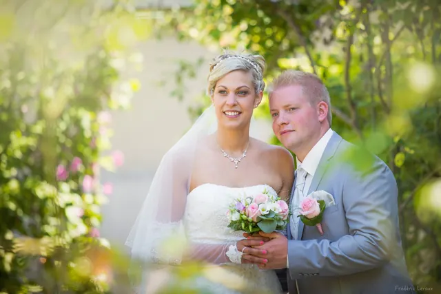 Mariés enlacés avec le bouquet en lumière naturelle – photographe de mariage à Reims