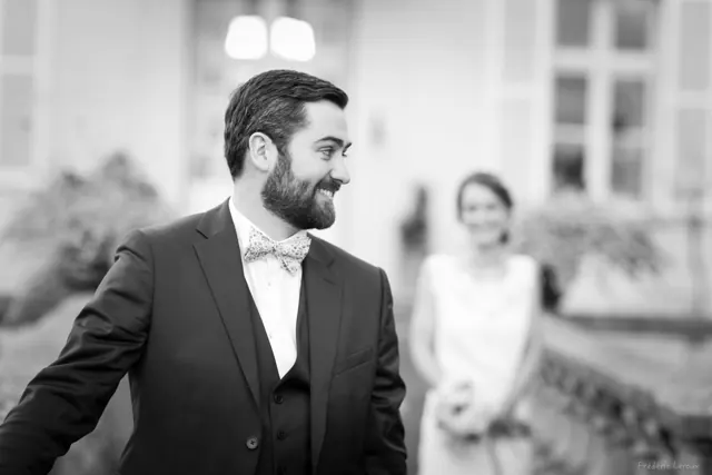 Marié souriant, la mariée en arrière-plan – photographe de mariage à Reims