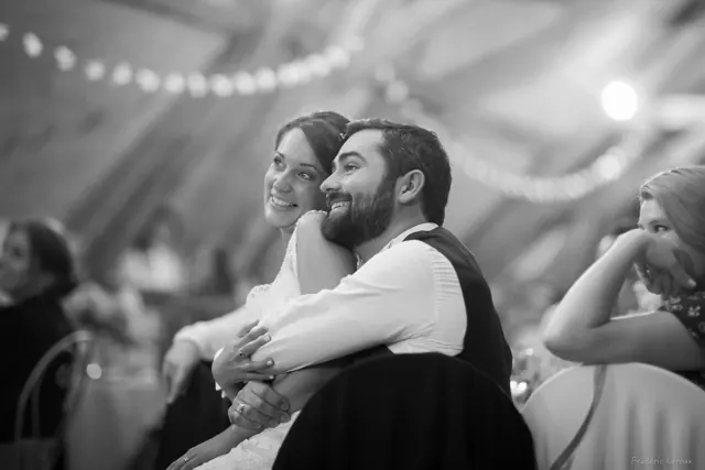 Mariés pendant la soirée sous les guirlandes – photographe de mariage à Reims