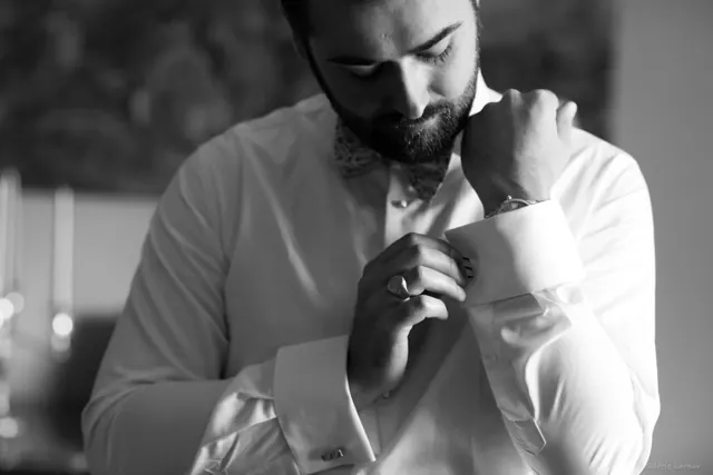 Marié ajustant ses boutons de manchette – photographe de mariage à Reims