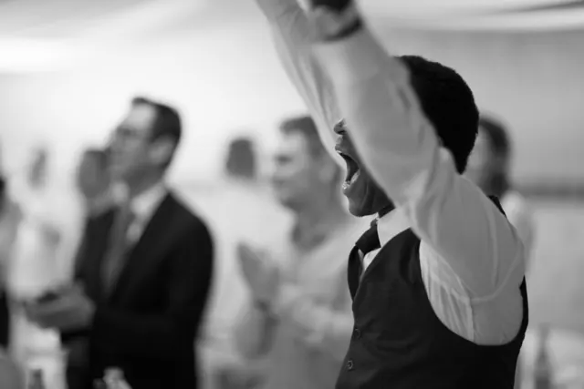Invités applaudissant les mariés – photographe de mariage à Reims