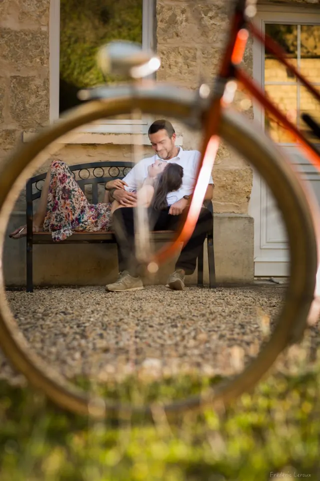 Mariés vus à travers la roue d’un vélo – photographe de mariage à Reims