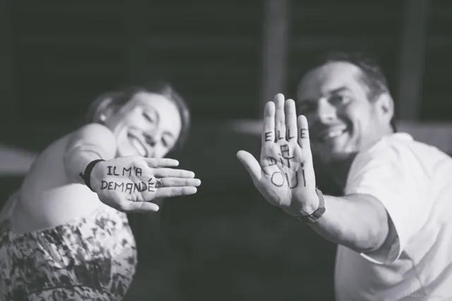 Mariés jouant avec leurs alliances – photographe de mariage à Reims