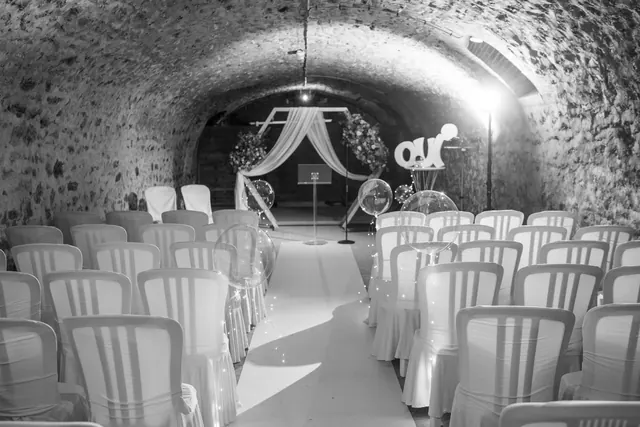Cérémonie de mariage dans une cave de Champagne, en noir et blanc – Frédéric Leroux, photographe de mariage à Reims