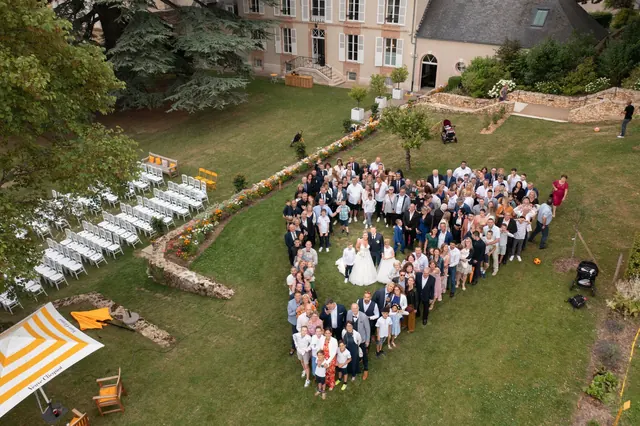 Cœur formé par les invités, vu du drone, lors d'un mariage dans un château – Frédéric Leroux, photographe de mariage à Reims