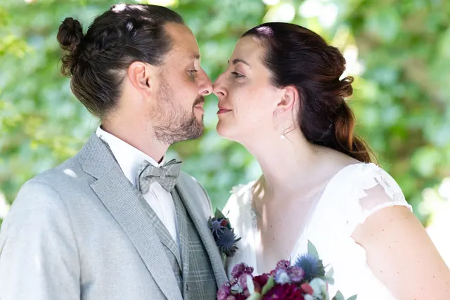 Complicité des mariés, nez contre nez – Frédéric Leroux, photographe de mariage à Reims