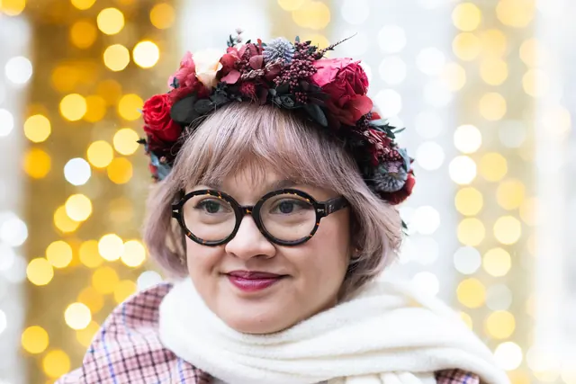 Mariée en couronne de fleurs, lumières de Noël en arrière-plan – Frédéric Leroux, photographe de mariage à Reims