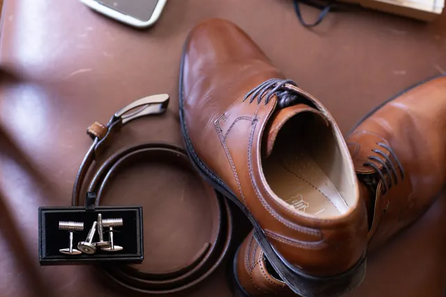 Détails du marié : chaussures, ceinture et boutons de manchette – Frédéric Leroux, photographe de mariage à Reims