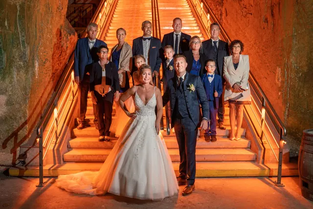 Mariés et invités dans l'escalier d'une cave – Frédéric Leroux, photographe de mariage à Reims