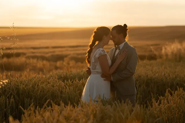Mariés front contre front dans un champ de blé au coucher du soleil – Frédéric Leroux, photographe de mariage à Reims
