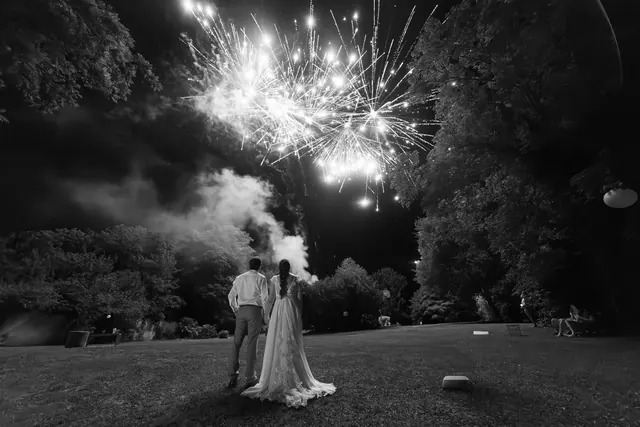 Les mariés devant le feu d'artifice de leur mariage, en noir et blanc – Frédéric Leroux, photographe de mariage à Reims