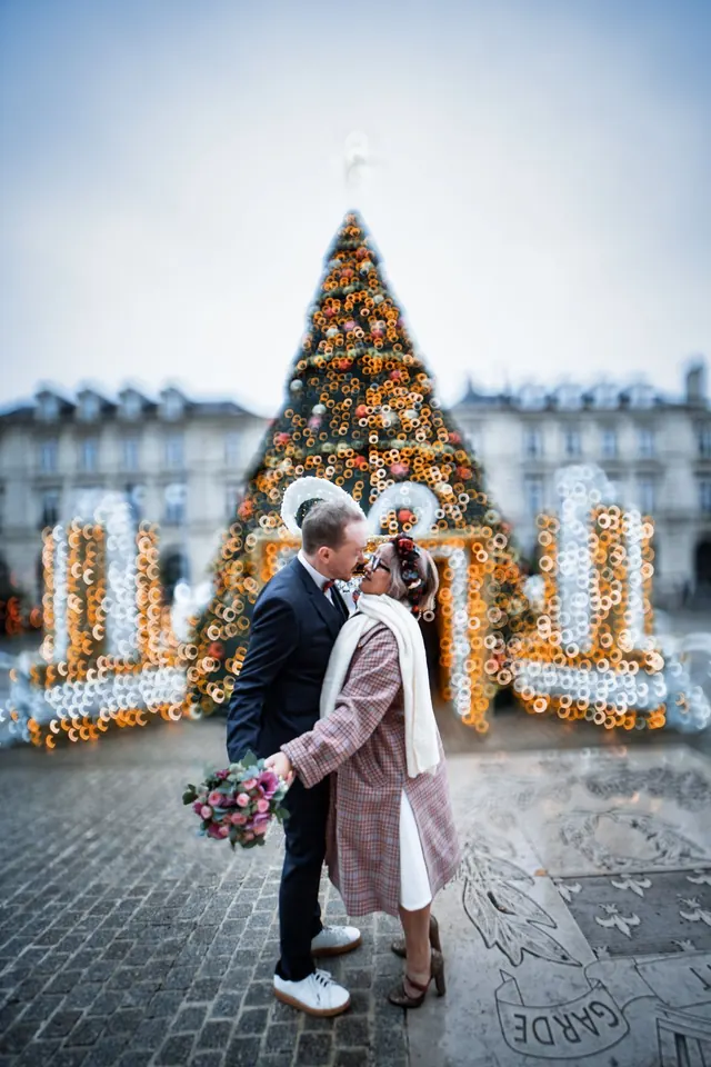 Mariage d'hiver : les mariés devant le sapin du marché de Noël de Reims – Frédéric Leroux, photographe de mariage à Reims