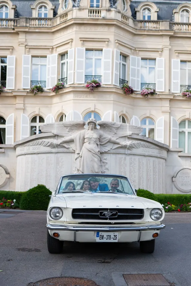 Mustang blanche des mariés devant un château – Frédéric Leroux, photographe de mariage à Reims