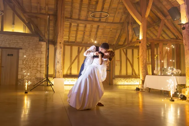Première danse des mariés dans une grange – Frédéric Leroux, photographe de mariage à Reims