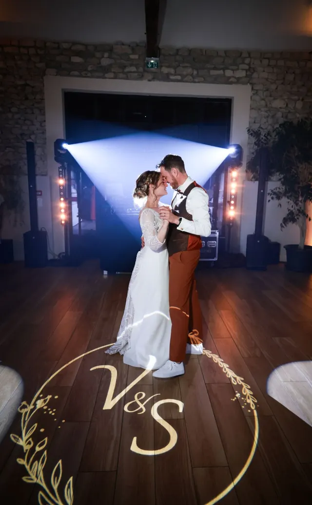 Première danse des mariés sur leur monogramme lumineux – Frédéric Leroux, photographe de mariage à Reims