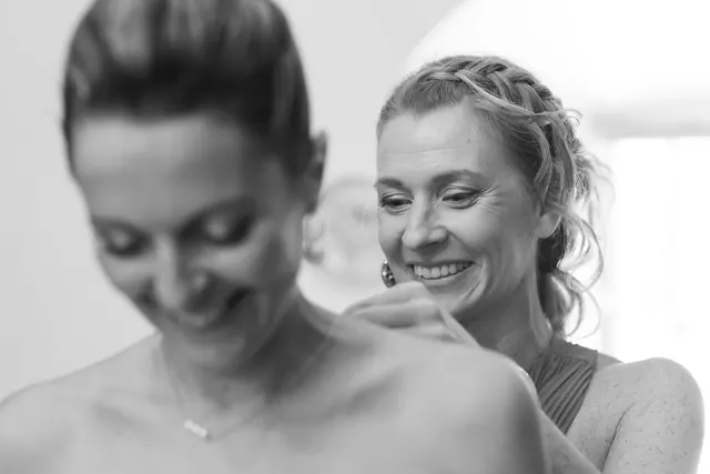 Complicité entre la mariée et son amie pendant les préparatifs – Frédéric Leroux, photographe de mariage à Reims