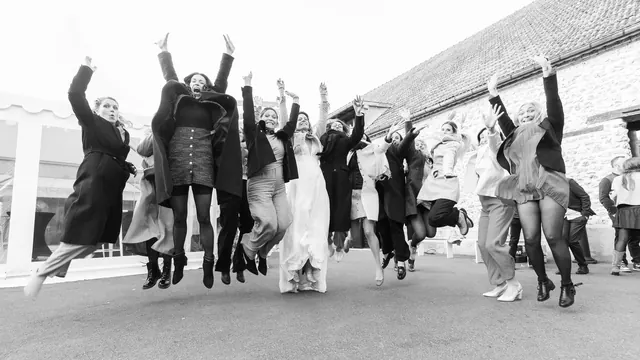 Les invités sautent en l'air autour des mariés – Frédéric Leroux, photographe de mariage à Reims