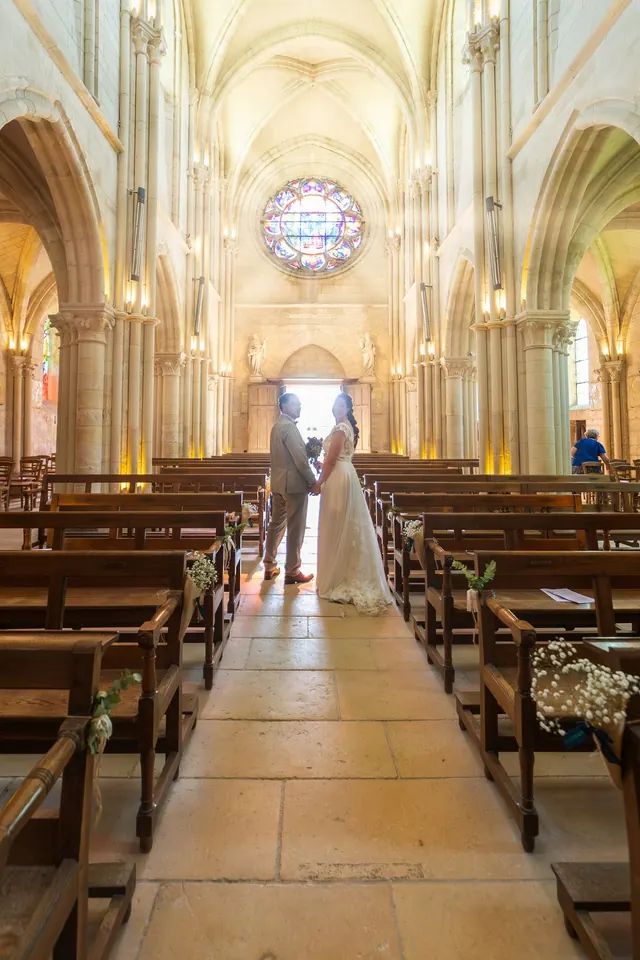 Sortie de l'église, les mariés bras levés – Frédéric Leroux, photographe de mariage à Reims