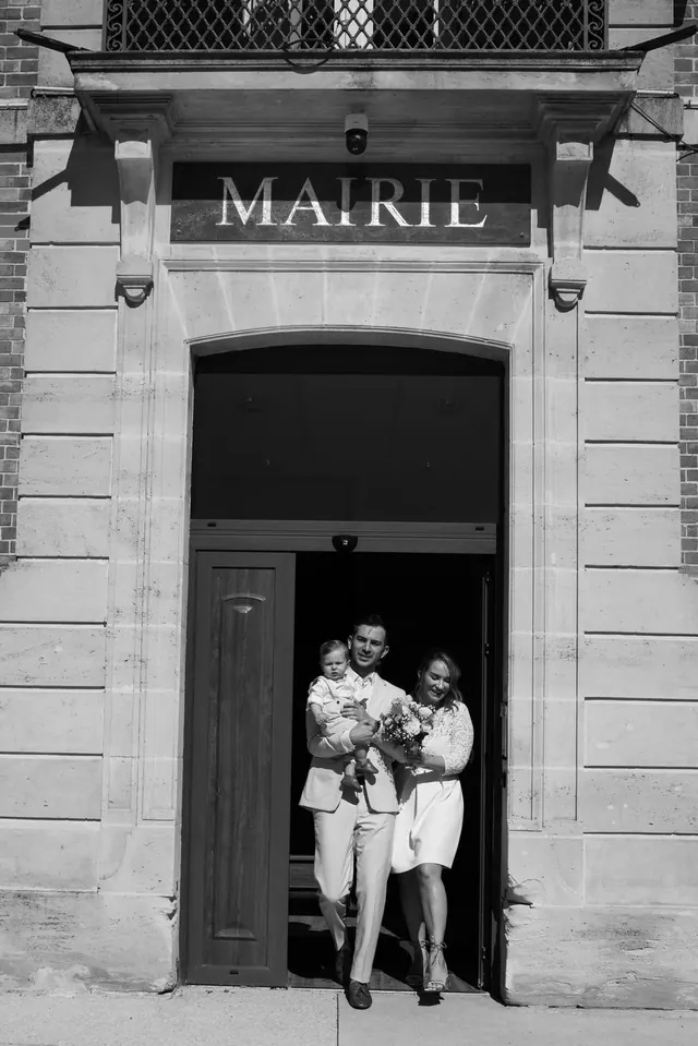 Sortie de mairie des mariés, en noir et blanc – Frédéric Leroux, photographe de mariage à Reims