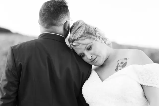 Tendresse des mariés en noir et blanc – Frédéric Leroux, photographe de mariage à Reims