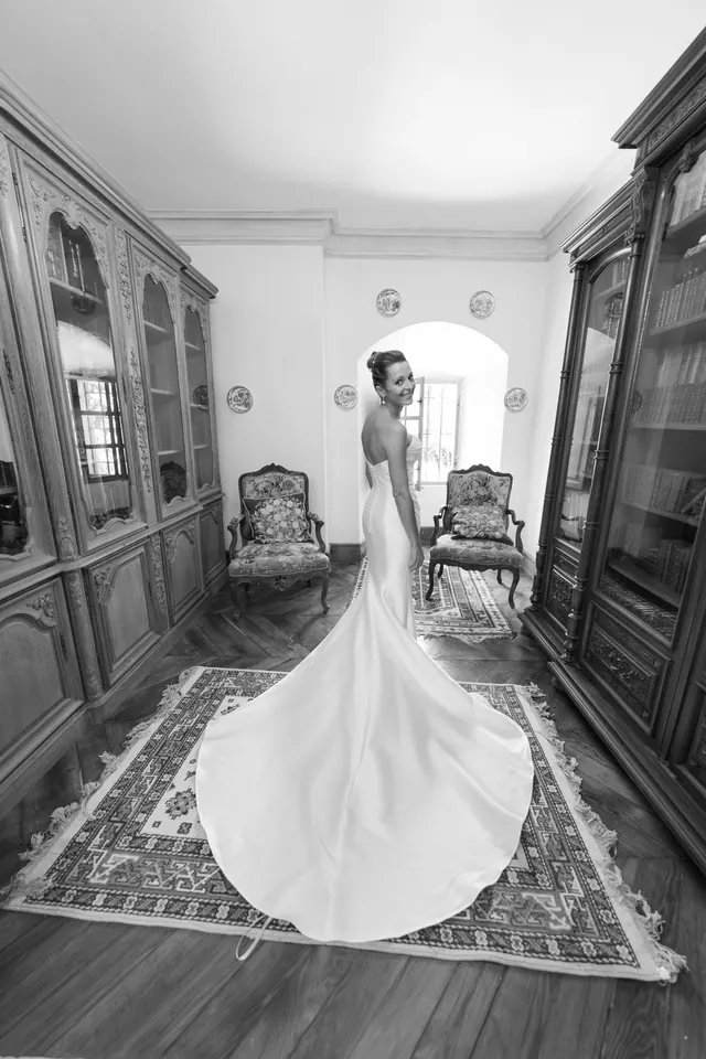 Longue traîne de la robe de mariée dans un salon – Frédéric Leroux, photographe de mariage à Reims