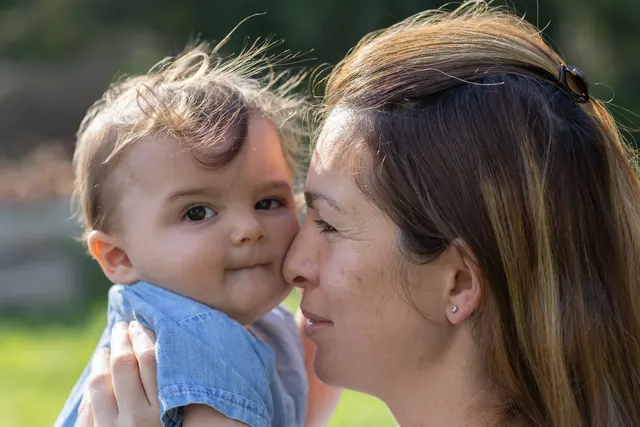 Bisou entre maman et bébé dans la lumière dorée – Frédéric Leroux, photographe à Reims