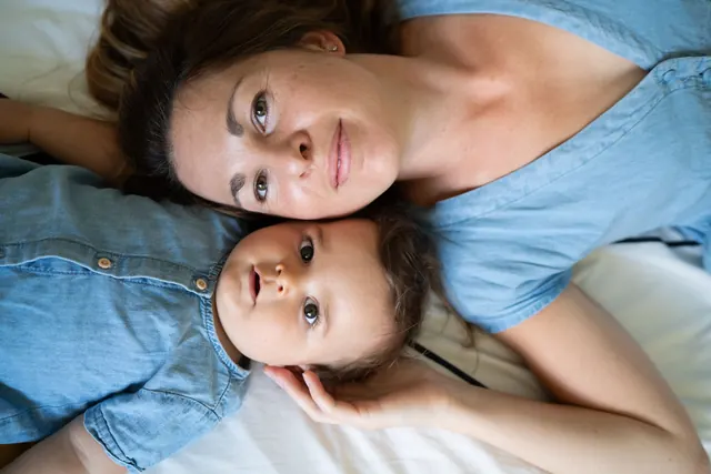 Maman et bébé allongés, séance photo bébé – Frédéric Leroux, photographe à Reims