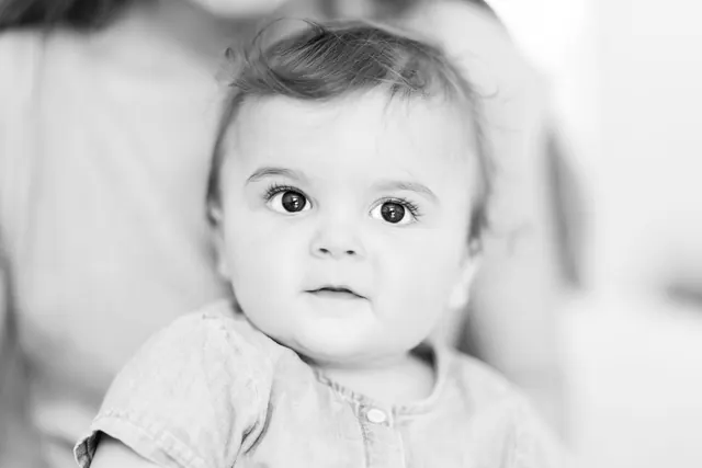 Portrait de bébé en noir et blanc – Frédéric Leroux, photographe à Reims
